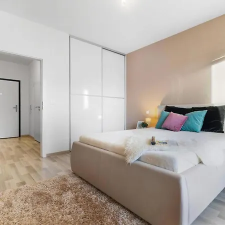 Sunflower - Modern Large Charming With Balcony Apartamento