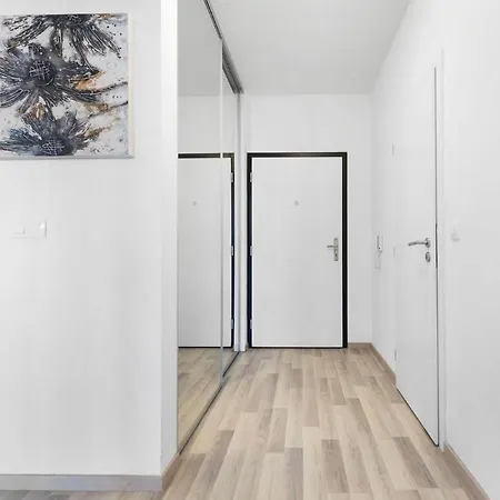 Sunflower - Modern Large Charming With Balcony Daire Bratislava