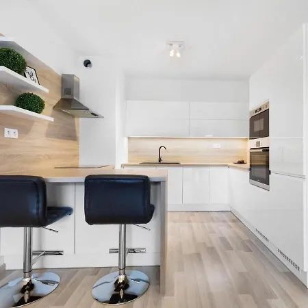 Sunflower - Modern Large Charming With Balcony Bratislava